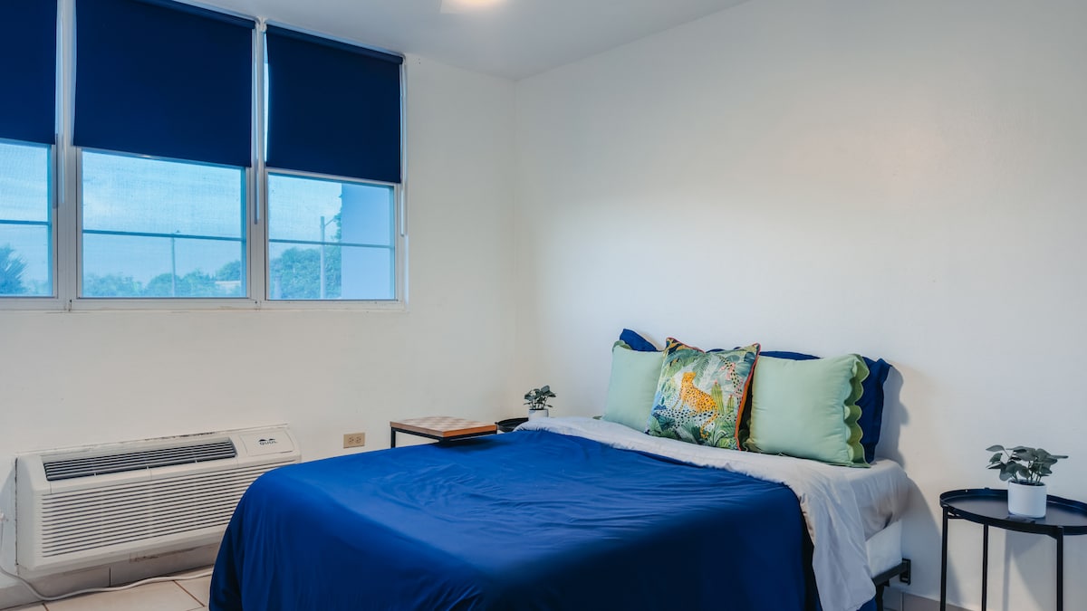 חדר השינה השלישי מתאים ל -2 אורחים נוספים על מיטה נוחה בגודל מלא וכולל גם מיזוג אוויר, חדר ארונות ותריסי האפלה.