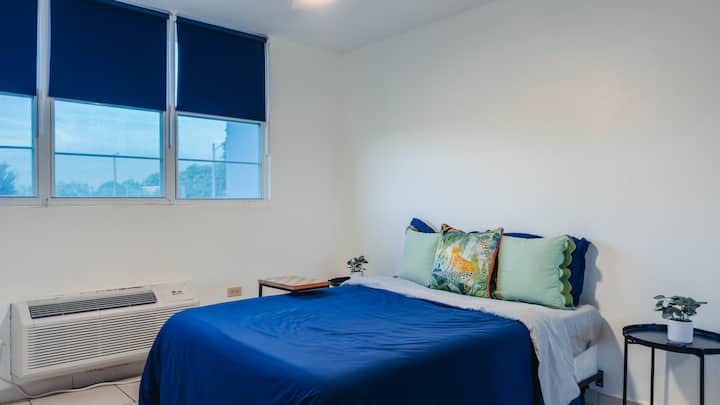 Tretia spálňa pojme ďalších 2 hostí na pohodlnej posteli v plnej veľkosti a má tiež klimatizáciu, šatník a zatemňovacie rolety.