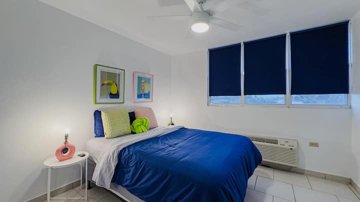 Druhá spálňa je určená pre 2 hostí na manželskej posteli a má klimatizáciu, šatník a zatemňovacie rolety.