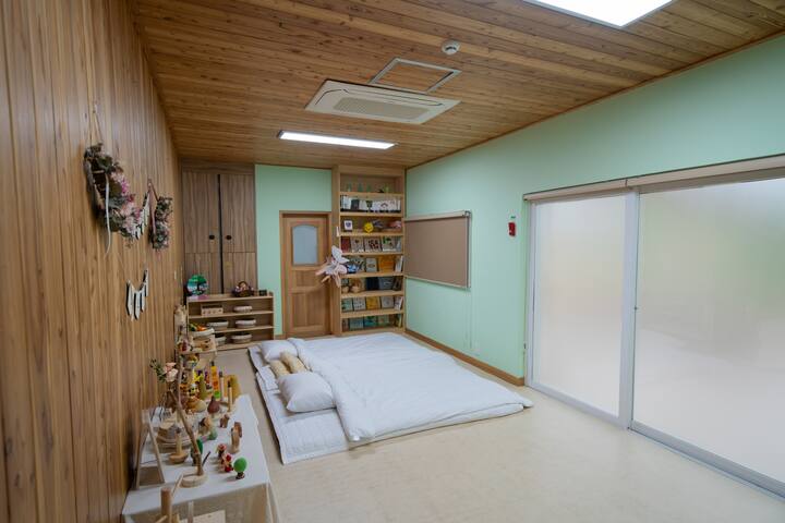 Ondolbang 
(Si abres la puerta corrediza, la sala de juegos para niños, si cierras la puerta corrediza, el dormitorio ondol) 