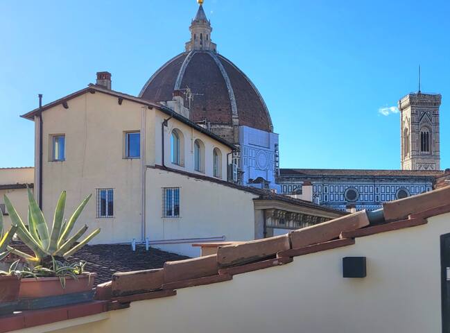 Elegant apartment Duomo view gallery image 3