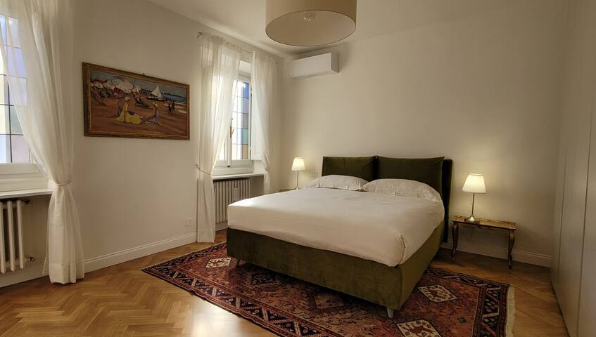 Elegant apartment Duomo view gallery image 5