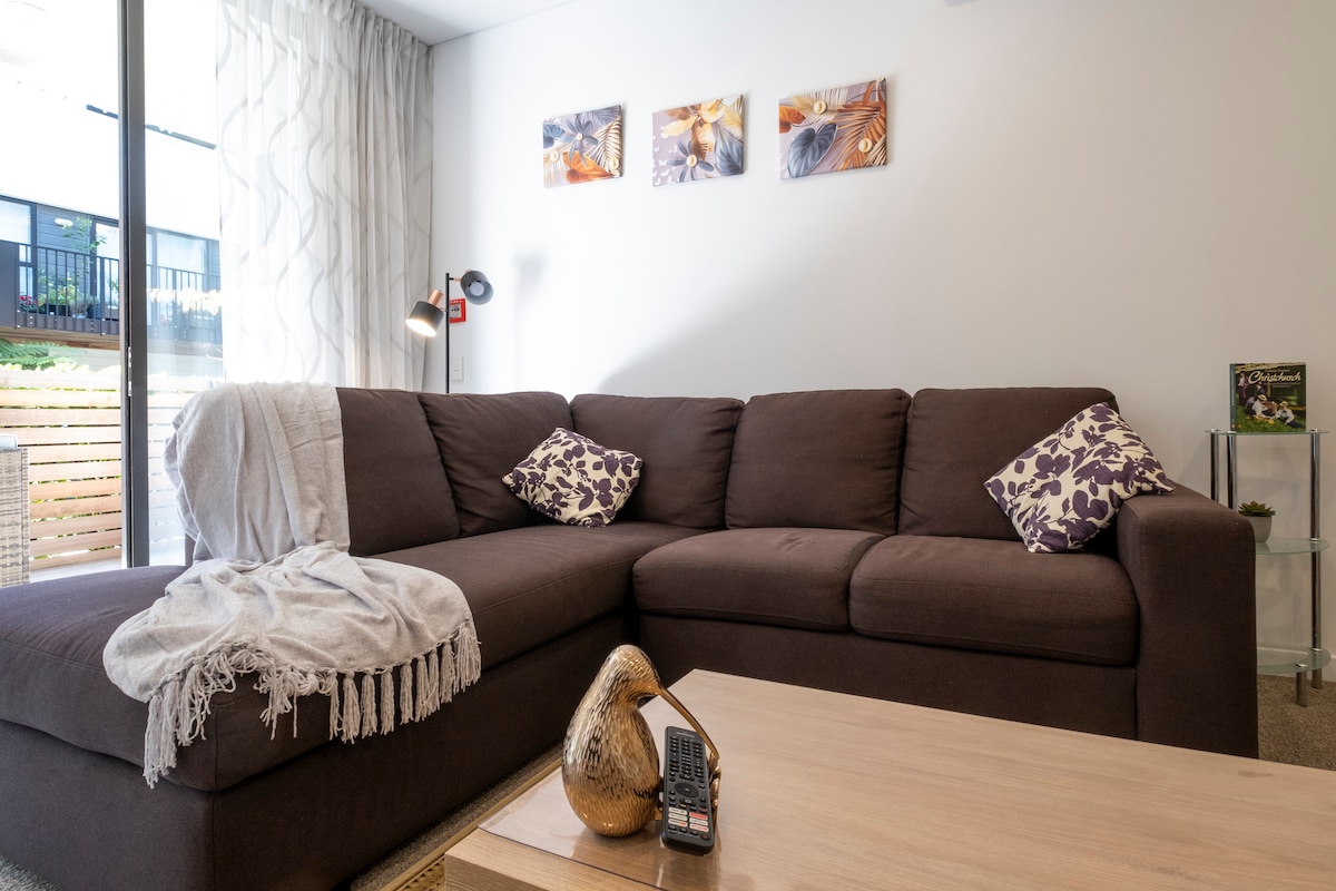 Popular Airbnb listing: Modern, Ground Floor, CBD, Own Car Park, 2-3 Beds in Christchurch Centre