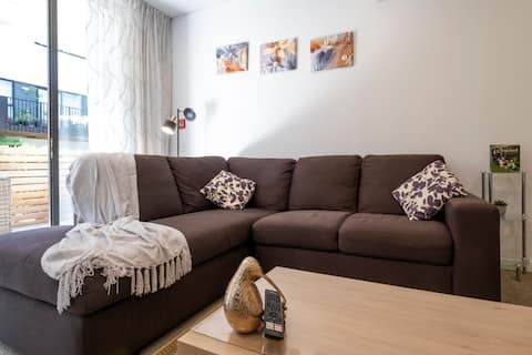 Popular Airbnb listing: Modern, Ground Floor, CBD, Own Car Park, 2-3 Beds in Christchurch Centre
