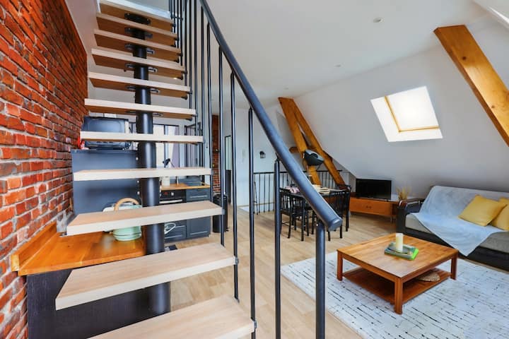 Აღმოაჩინეთ ეს თანამედროვე დუპლექსი მე ‑ 2 საძინებლამდე მიმავალი დახვეწილი მცურავი კიბით, აგურის კედლით და ნათელი საცხოვრებელი სივრცით. Შესანიშნავია დახვეწილი და კომფორტული სტუმრობისთვის.