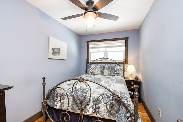 Dormitorio queen de nivel medio. 