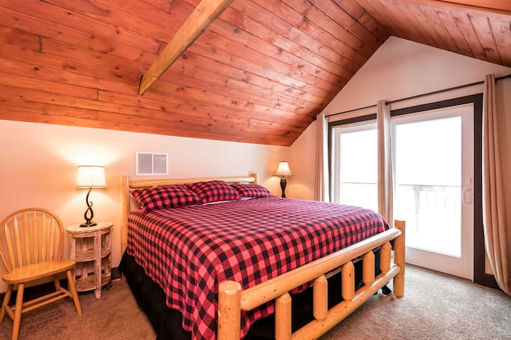 Dormitorio tamaño king del tercer nivel con baño completo privado. Balcón privado con vistas al bosque. 32 en TV inteligente. Tiene conexión Directv para el paquete de canal completo. 