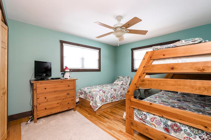 Habitación litera de nivel medio. Tiene una cama completa inferior y una cama individual superior. Además, hay una cama individual separada y una televisión inteligente con un paquete de canal completo Directv. 