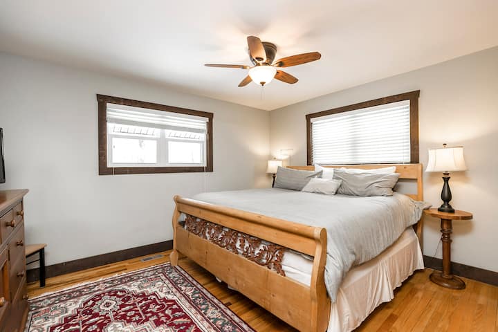 Dormitorio tamaño king de nivel medio. TV de alta definición de 32 pulgadas con paquete de canal completo Directv en esta habitación. 