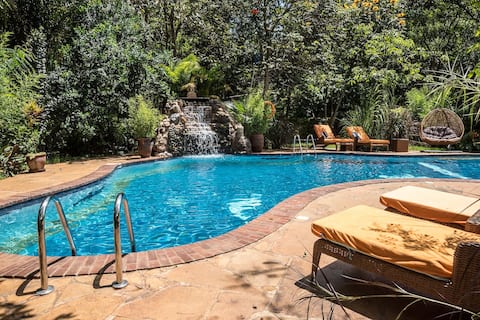Jungle Oasis 4BR, private jacuzzi, heated pool