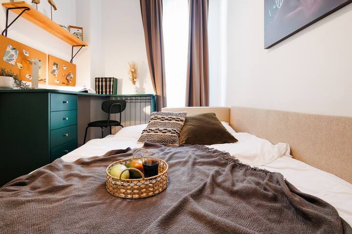 [საძინებელი 2] ისიამოვნეთ კომფორტული მუშაობით ამ ნათელ სამუშაო ადგილზე, სადაც ყველა დეტალი, მათ შორის განათება, ხელს უწყობს თქვენს კონცენტრაციასა და შთაგონებას❤