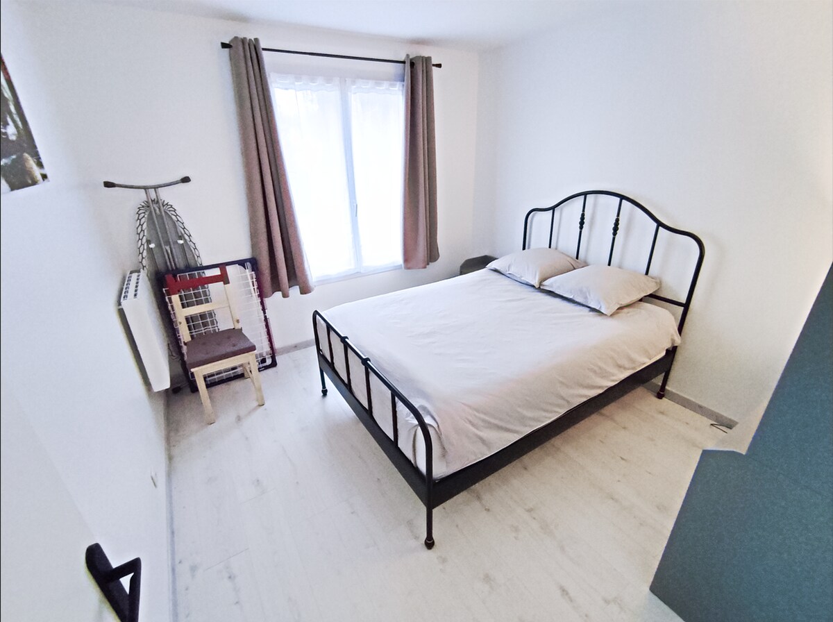 Светла соба, 200 на 140 кревета, удобен, цврст џебен душек.