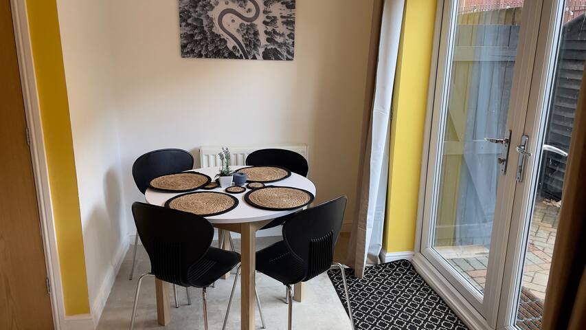 5* | 3 Bed Home | Free Parking | Prime Location gallery image 5