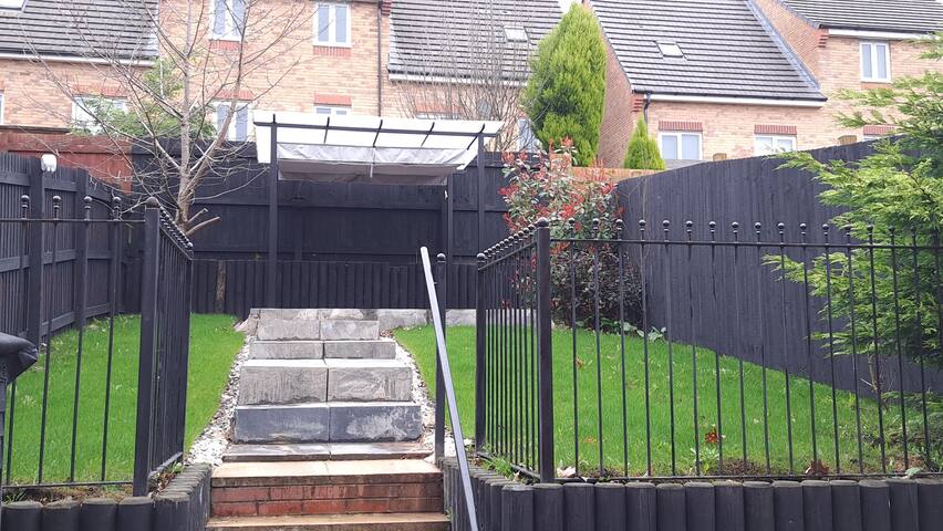 5* | 3 Bed Home | Free Parking | Prime Location gallery image 3