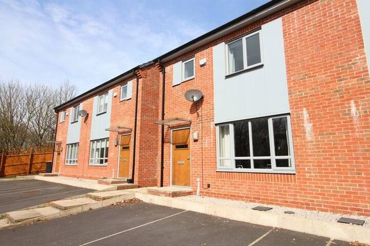 5* | 3 Bed Home | Free Parking | Prime Location gallery image 4