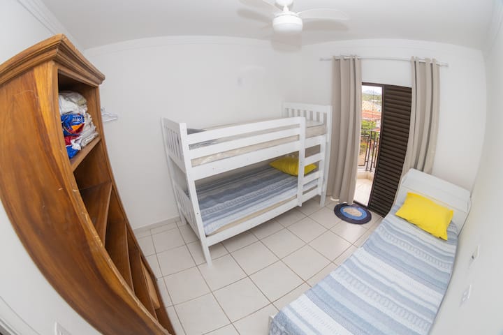 Სრული ოთახი, ბიკამით, ორსართულიანი საწოლით, ჭერის ვენტილატორით და კარადა თაროებით. 