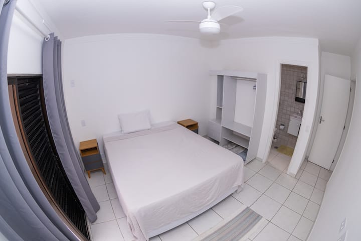 Township Suite with queen size bed + Cabinet Cabinet და 2 საყრდენი მაგიდა როზეტებით საწოლის გვერდით + ჭერის ვენტილატორი. 