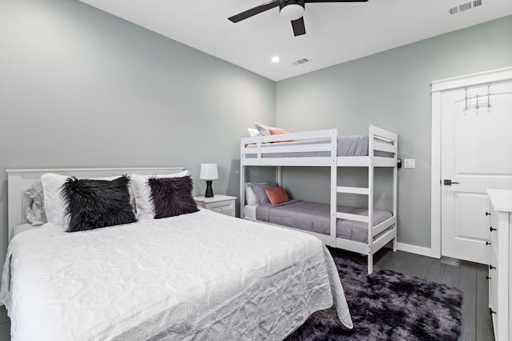 Queen Bedroom w/ twin over twin bunks