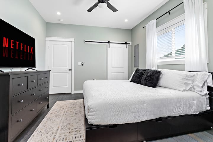 King suite #2 with 50" TV