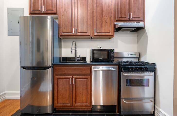 Central Park Charm: Inviting 3 Bedroom Cozy Home gallery image 5