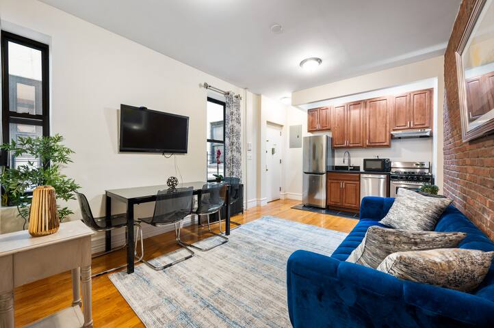Central Park Charm: Inviting 3 Bedroom Cozy Home gallery image 4
