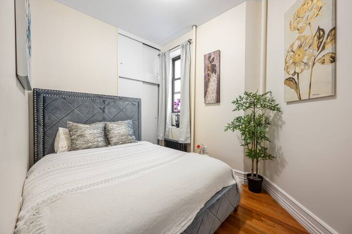 Central Park Charm: Inviting 3 Bedroom Cozy Home gallery image 3