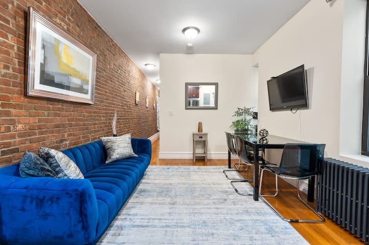 Central Park Charm: Inviting 3 Bedroom Cozy Home