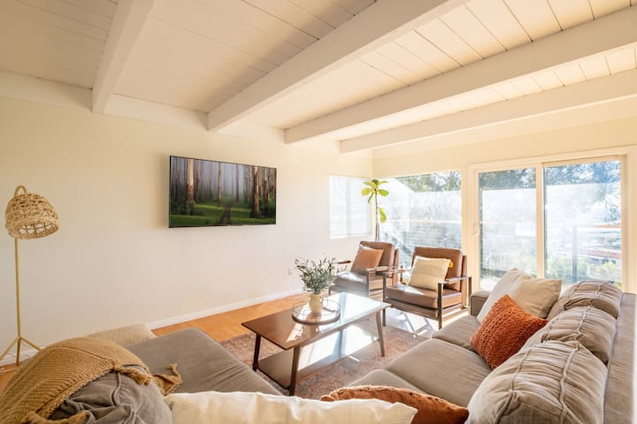 Elevated Mission Hills Oasis: 4BR Balconies Views