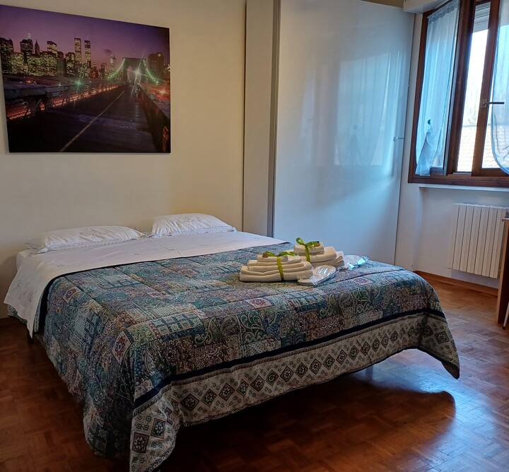 سرير مريح متوسط الحجم في الغرفة الثانية. إذا لزم الأمر، ستتمكن من الحصول على سريرين منفصلين