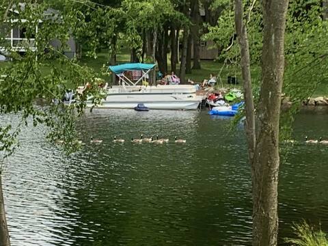 5 Bedroom Lake Front w/ Hot Tub