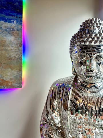 Artful Stay: Hot Tub, Massage Chair, LED ART gallery image 2