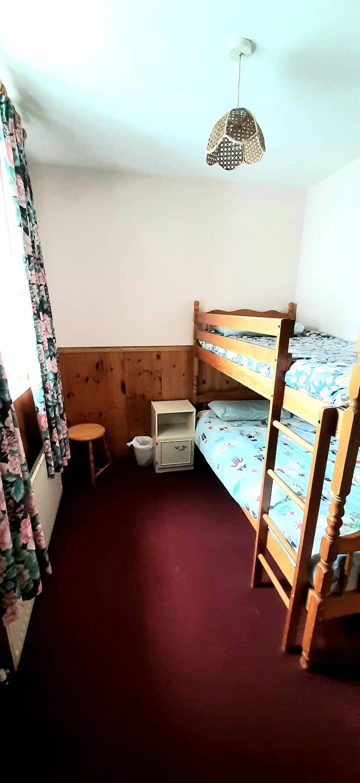 Chumba cha kulala cha ghorofa ya chini kilicho na seti ya vitanda vya ukubwa kamili. Inatumika hasa kwa watoto au vijana lakini inaweza kutumiwa na watu wazima kama kitanda kimoja kamili kwa kila kitanda.