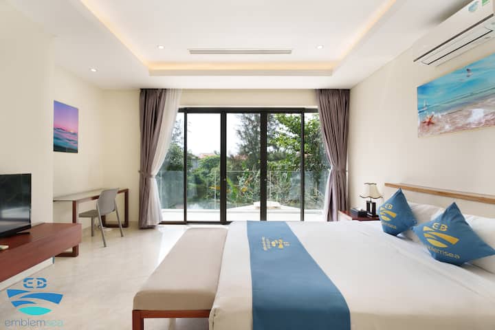 Главна соба :
Со балкон
Телевизија
Бања
Када