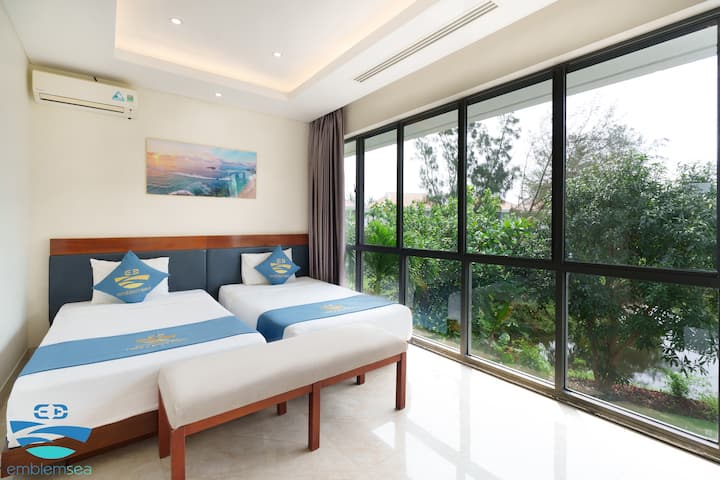 Соба 2: Соба со 2 единечни кревета 1м4 * 2 м
Телевизија
Бања
Када