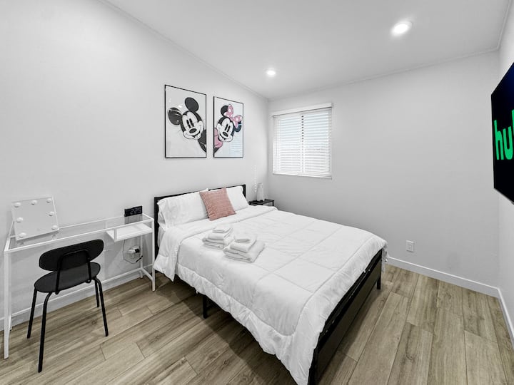 Spavaća soba 1 s bračnim krevetom (širine 150 – 179 cm), namjenskim radnim stolom, 55-inčnim pametnim televizorom i ormarom 