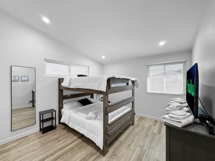 Spavaća soba 2 s bračnim krevetom (širine 150 – 179 cm) i krevetom na kat, 55-inčnim pametnim televizorom i ormarom 