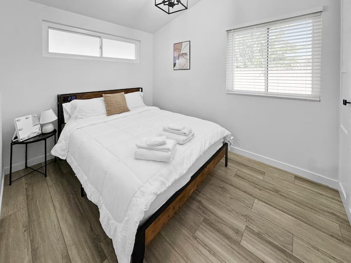 Spavaća soba 3 s bračnim krevetom (160 – 179 cm), USB punjačem i ormarom 