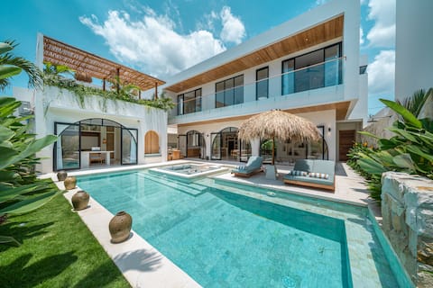 NEW! Exclusive 4BR Villa in Canggu with Jacuzzi