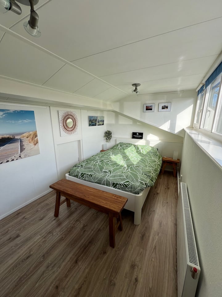 ห้องนอน 3 บนชั้น 2 มีเตียงคู่ขนาด 140 x 220 