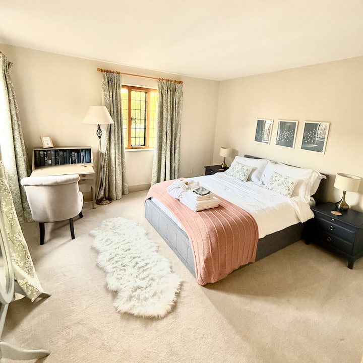 Relax and restore yourself in luxury in this charming, sun-filled guest room with views of the Knot Garden and our fabulous sunsets.