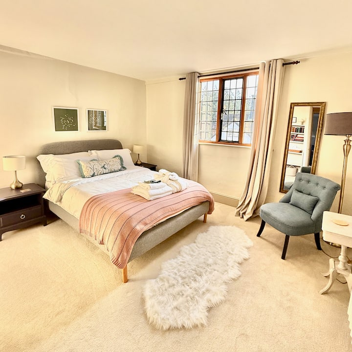 Relax and restore yourself in luxury in this charming double room with views of our historic clocktower.
