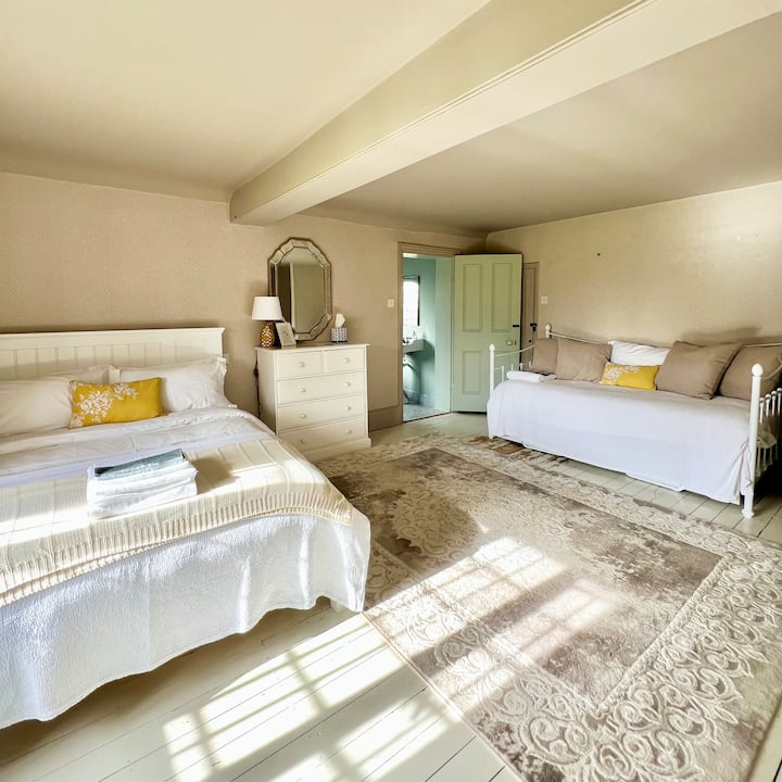 Known as Connemara, this idyllic, generously sized ensuite room sits at the corner of the manor house, boasting views of the Great Lawn , the Knot Garden, and our spectacular sunsets. The ensuite bathroom features a claw-foot tub and fabulous shower.
