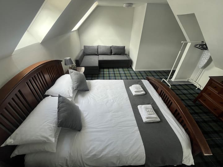 キングサイズのベッドと隅にソファベッドがあります。