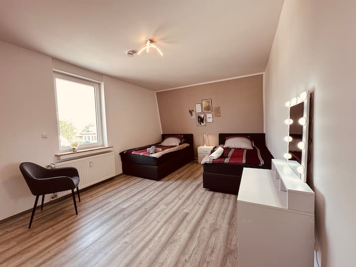 舒适的睡眠选项1 ：
两张舒适的单人床，床上用品柔软，卧室光线充足。 对于所有寻求舒适和隐私的房客来说，这是一个完美的度假胜地。