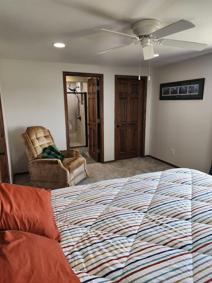 الخصوصية وغرفة للاسترخاء. يسمح لك سرير بحجم كبير مع طاولة جانبية وكرسي وخزانة ملابس مع وسائد إضافية بتخصيص ترتيبات نومك. 