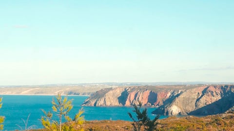 St Agnes coastal home, hot tub, by beach & pubs