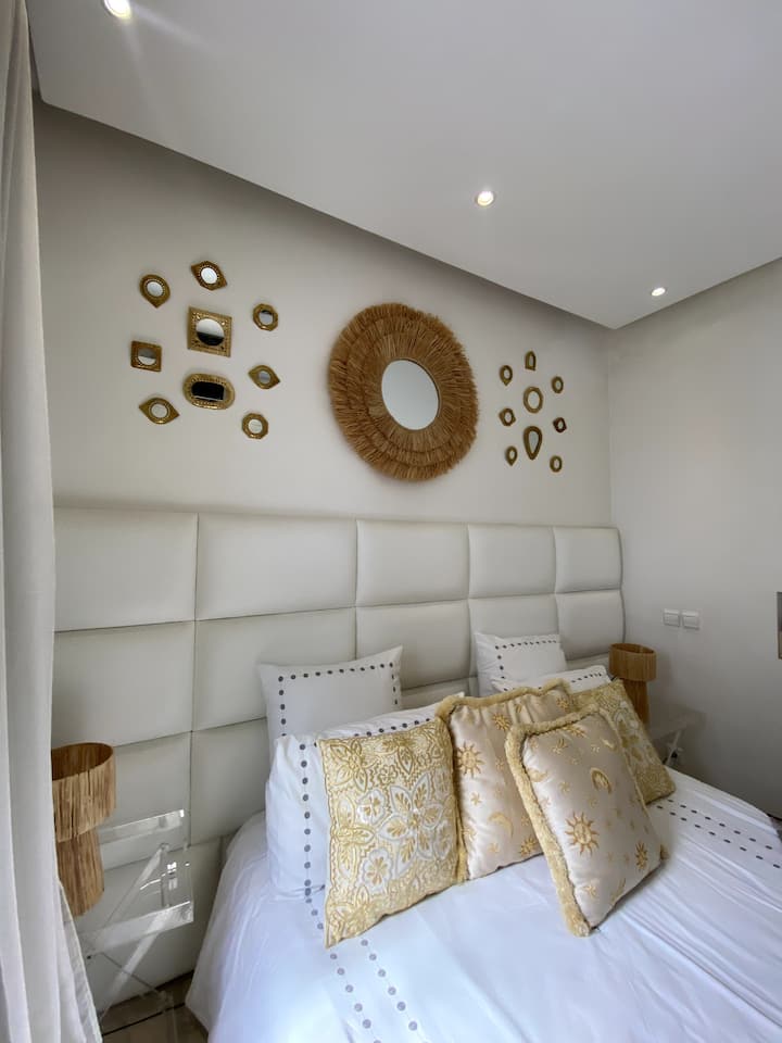 # JASMINE
Dhomë e bollshme me krevat dopio (160 x 200 cm) dhe banjë dhe tualet më vete. Dekorime artizanale, pasqyra të arta dhe depo bujare. Ajër i kondicionuar, televizor dhe kasafortë. Vend i qetë për t 'u fshehur pas një dite eksplorimi në medinë.