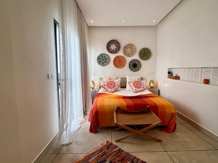 # SAFRAN
Dhomë e ndritshme me krevat dopio (160 x 200 cm), tavolina artizanale pranë krevatit dhe abazhurë marokenë që krijojnë një atmosferë magjike. Banjë dhe tualet më vete, ajër i kondicionuar, televizor dhe kasafortë. Dekor tipik që kombinon rehatinë dhe autenticitetin.