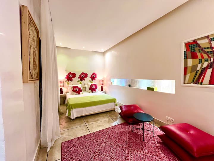 # LULEKUQE
Krevat dopio premium (160x200cm), gardërobë dopio e skalitur dhe banjë private me tualet. Ajër i kondicionuar, televizor dhe siguri. Ideale për pritësit që preferojnë të shmangin shkallët, dekorimin e rafinuar që përzien traditën dhe rehatinë.