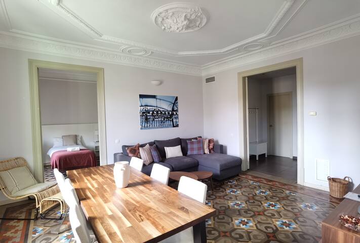 Grand 3BR Penthouse + Pool, A/C – Center BCN gallery image 3